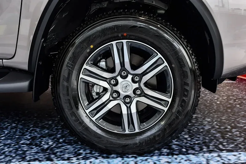 Toyota Fortuner – ảnh 2