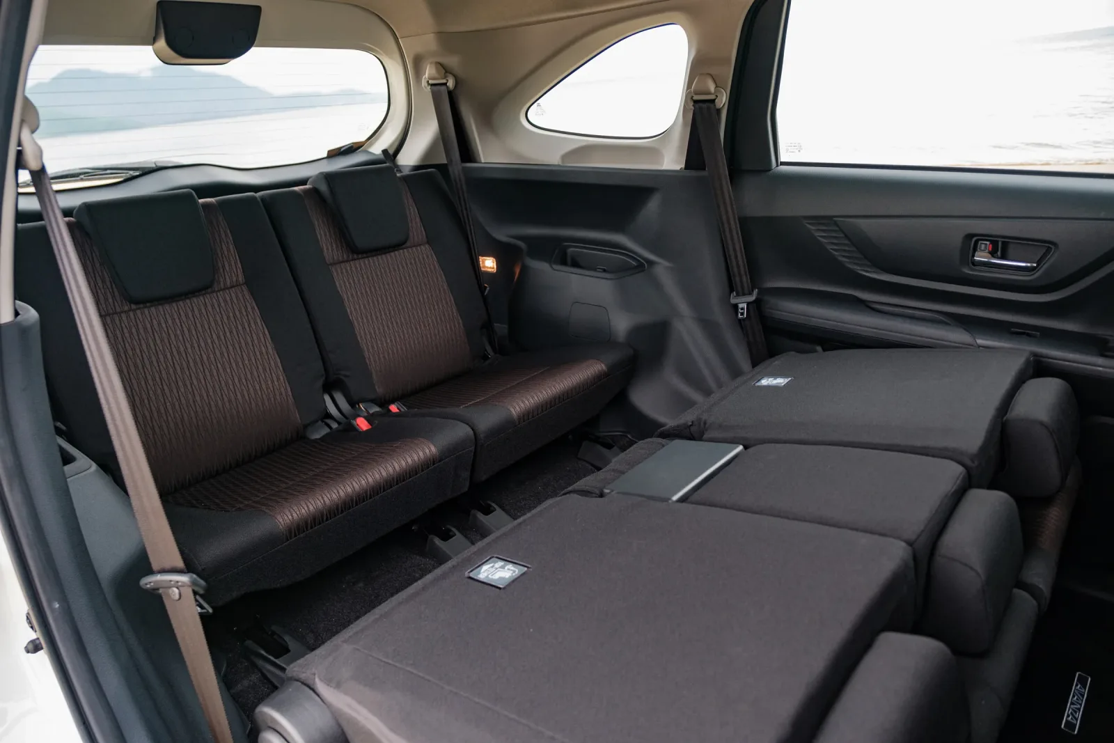 Toyota Avanza Premio – ảnh 2