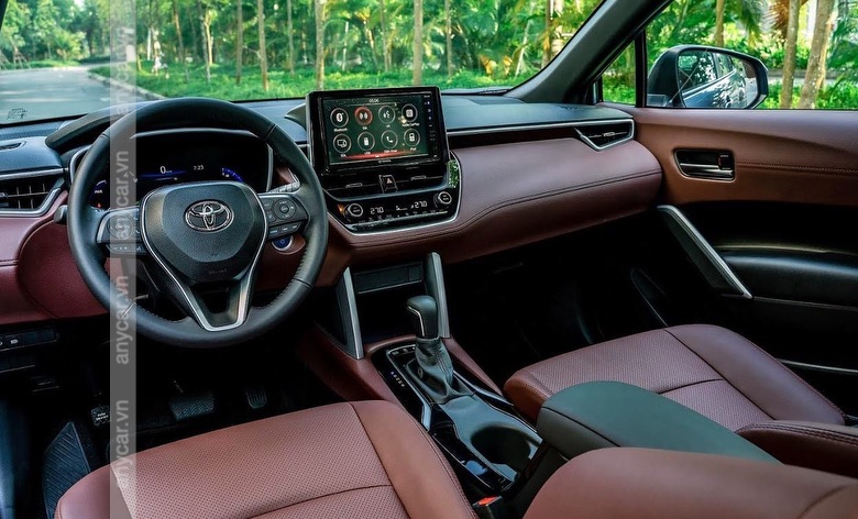 Bảng taplo thiết kế hiện đại và bọc da sang trọng trên Toyota Cross